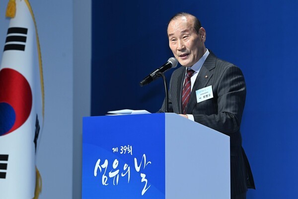 최병오 한국섬유산업연합회 회장이 11일 '섬유의 날' 행사에서 인사말을 전하고 있다. [출처=섬산련]