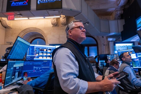 뉴욕증권거래소(NYSE)에서 트레이더들이 일하고 있다. [출처=연합뉴스]