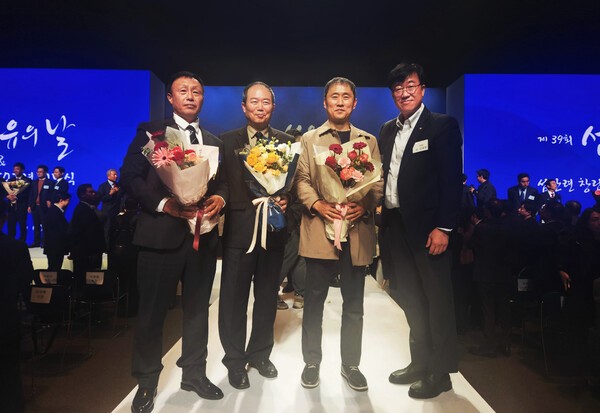 태광산업·대한화섬은 소속 임직원 5명이 ‘제39회 섬유의 날’ 기념식에서 산업통상자원부 장관 표창과 한국섬유산업연합회 회장상을 수상했다고 12일 밝혔다. 사진은 기념식에서 수상자 기념 촬영을 하는 모습. 좌측부터 황오성·정일영·신승원 기장, 김대정 대한화섬 대표(태광산업 섬유사업본부장). [출처=태광산업]