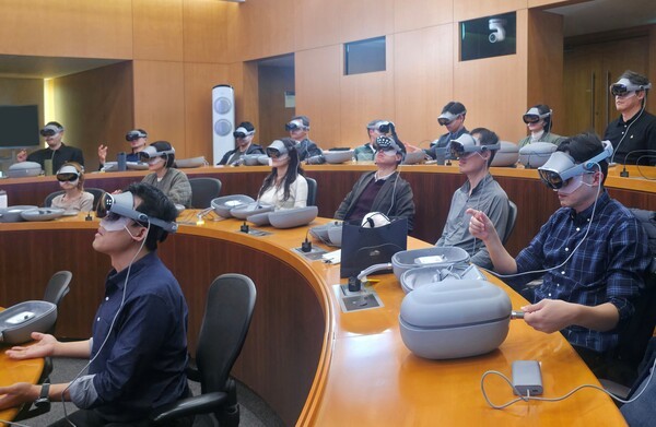 삼성 임직원이 삼성인력개발원에서 갤럭시 XR을 착용한 채 교육에 참여하고 있다. [출처=삼성전자]