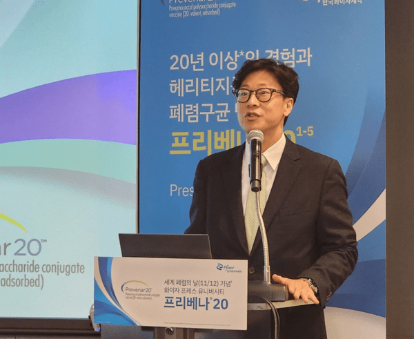 송찬우 한국화이자제약 프라이머리 케어 사업부 부사장이 12일 서울 중구 한국화이자제약 회의실에서 열린 ‘폐렴구균 단백접합백신 프리베나20’ 간담회에서 프리베나20에 대해 설명하고 있다. [출처=임서아 기자]