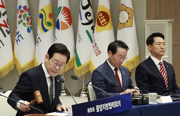 이재명 대통령이 12일 서울 용산 대통령실 청사에서 열린 중앙지방협력회의를 주재하고 있다. [출처=연합]