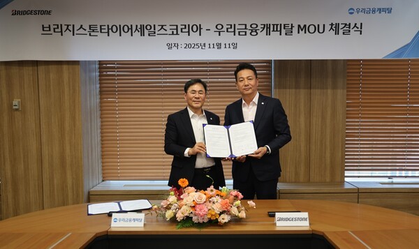 (왼쪽부터) 기동호 우리금융캐피탈 대표이사와 김헌영 브리지스톤타이어세일즈코리아 대표이사가 지난 11일 우리금융캐피탈 서울본사에서 화물차주 상생 금융지원 업무협약 체결 후 기념사진을 촬영했다. [출처=우리금융]