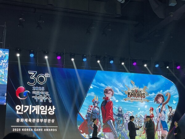 김정민 넷마블넥서스 대표(왼쪽 세 번째)가 12일 부산 벡스코에서 열린 제30회 대한민국 게임대상에서 '세븐나이츠 리버스'로 인기게임상을 수상하고 있다. [출처=이경은 기자]