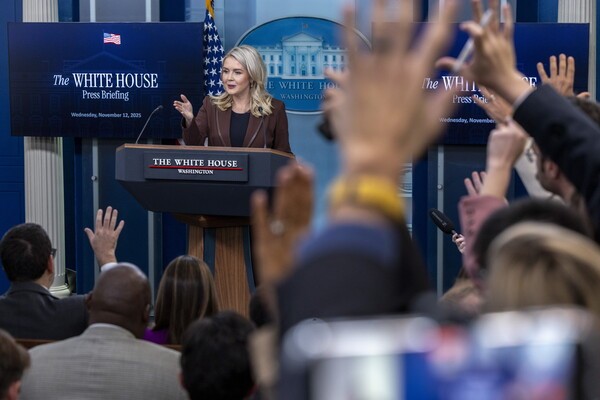 캐롤라인 리빗 백악관 대변인이 2025년 11월 12일 미국 워싱턴 D.C. 백악관에서 열린 정례 기자회견에서 언론의 질문에 답변하고 있다. [출처=연합뉴스]