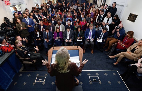 백악관 대변인 캐롤라인 리빗이 2025년 11월 12일 미국 워싱턴 D.C. 백악관에서 브리핑을 하고 있다. [출처=연합뉴스]