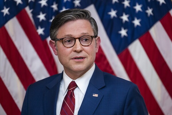 공화당 하원의장 마이크 존슨(공화당)이 2025년 11월 12일 미국 워싱턴 D.C. 국회의사당에서 애리조나주 민주당 하원의원 아델리타 그리할바의 취임 선서를 마친 후 기자들에게 질문을 받고 있다. [출처=연합뉴스]