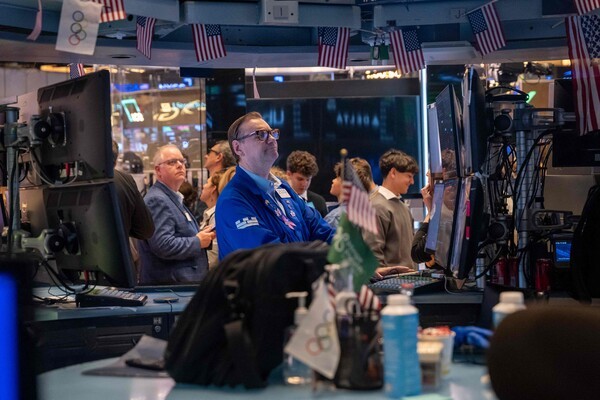 트레이더들이 2025년 11월 12일 뉴욕시 뉴욕증권거래소(NYSE)에서 거래하고 있다. 다우존스 산업평균지수는 지난 거래일의 상승세를 이어가며 수요일 48,000선을 돌파하며 사상 첫 사상 최고치를 기록했다. [출처=연합뉴스]