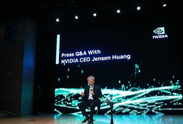 우리나라가 엔비디아로부터 26만장 규모의 그래픽처리장치(GPU)를 공급받기로 하면서 ‘피지컬 AI’ 강국 도약의 발판을 마련했지만, 이를 뒷받침할 네트워크 인프라 예산은 대폭 줄어든 것으로 나타났다. [출처=연합]