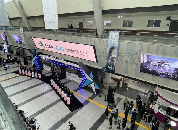 국내 최대 게임쇼 '지스타 2025'가 부산 벡스코에서 13일 개막했다. 조영기 한국게임산업협회 협회장·김성회 더불어민주당 의원·정연욱 국민의힘 의원·박형준 부산광역시장·박병무 엔씨소프트 공동대표·김병규 넷마블 대표 등이 개막 버튼을 누르고 있다. [출처=이경은 기자]