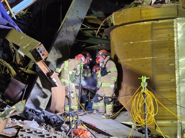 한국동서발전 울산화력발전소 보일러 타워 붕괴 사고와 관련해 권명호 한국동서발전 사장이 “마지막 한 분이 구조될 때까지 절대 포기하지 않겠다”고 13일 밝혔다. [출처=울산소방본부]