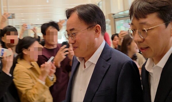 13일 오후 LG트윈타워에서 메르세데스-벤츠 경영진과 회동을 위해 정철동 LG디스플레이 사장이 안으로 들어오고 있다.  [출처=공동취재단]