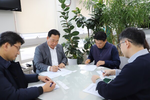 더불어민주당 어기구 의원(충남 당진시·농림축산식품해양수산위원장)은 지난 12일 정부세종청사에서 6개 관계 부처와 릴레이 면담을 갖고 당진시 주요 현안 해결과 정부예산 반영을 강력히 요청했다고 13일 밝혔다.[출처=어기구 의원실]