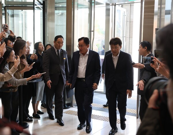 13일 오후 LG트윈타워에서 메르세데스-벤츠 경영진과 회동을 위해 정철동 LG디스플레이 사장이 안으로 들어오고 있다. [출처=공동취재단]