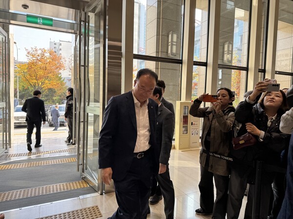 13일 오후 LG트윈타워에서 메르세데스-벤츠 경영진과 회동을 위해 문혁수 LG이노텍 대표가 안으로 들어오고 있다. [출처=공동취재단]