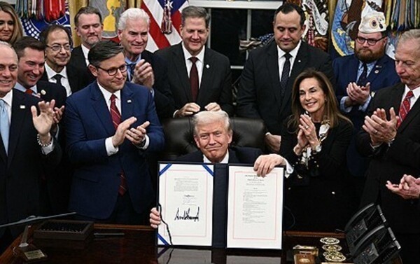 미국 역사상 최장 기간으로 기록된 연방정부 셧다운(일부 기능 정지)이 12일 밤(현지시간) 트럼프 대통령의 임시예산안 서명으로 공식 종료됐다. [출처=연합]