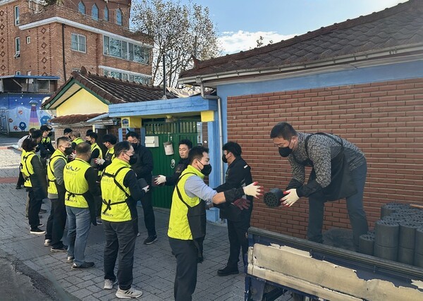 KGM은 평택시 관내 독거노인과 어려운 이웃 등 소외계층 지원과 더불어 함께 살아가는 사회적 가치 실현을 위해 ‘2025 평택연탄나눔은행’ 발대식에 참석해 후원금을 전달하고 연탄 나눔 봉사 활동을 했다. [출처=KGM]