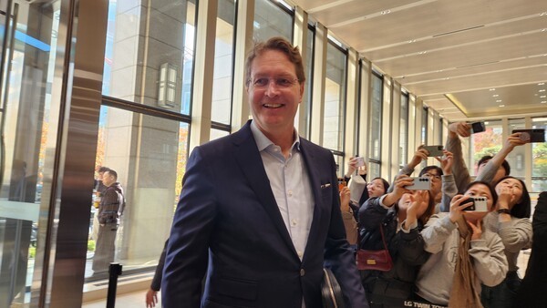 13일 오후 LG트윈타워에서 LG 계열사 경영진과 회동을 위해 칼레니우스 올라 메르세데스-벤츠 회장이 안으로 들어오고 있다. [출처=공동취재단]