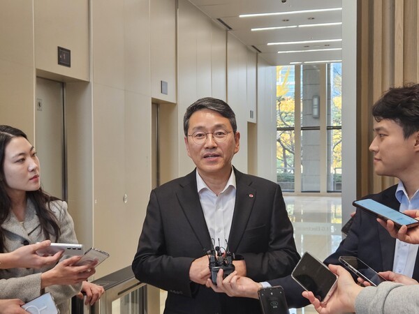 조주완 LG전자 CEO가 13일  올라 메르세데스-벤츠 회장과 회동 후 최재진의 질문에 답하고 있다. [출처=공동취재단]