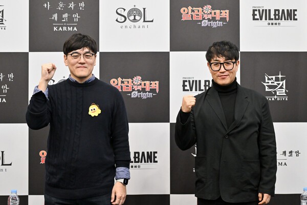 (왼쪽부터) 최동수 넷마블몬스터 기획팀장, 이정호 넷마블 '이블베인' 사업본부장이 13일 부산 벡스코에서 진행된 인터뷰에서 포즈를 취하고 있다. [출처=넷마블]