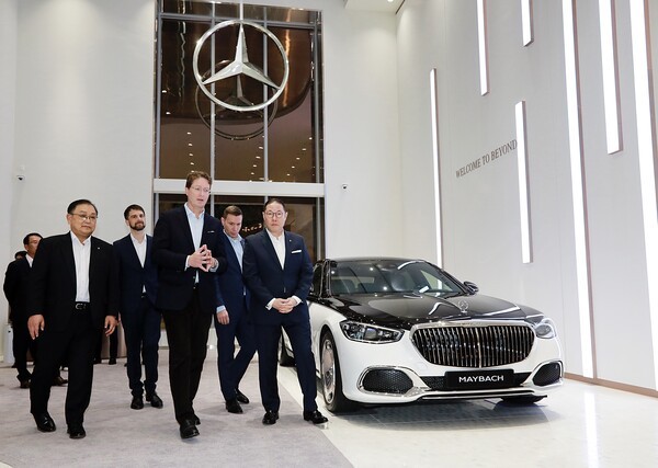 (좌측부터) 노재봉 HS효성더클래스 대표이사, 옌스 쿠나스 메르세데스-벤츠 그룹 AG 승용부문 세일즈 총괄, 올라 칼레니우스 메르세데스-벤츠 그룹 AG CEO, 마티아스 바이틀 메르세데스-벤츠 코리아 대표이사, 조현상 HS효성 부회장이 마이바흐 브랜드센터 서울에서 비즈니스 방안 등을 논의하고 있다. [출처=메르세데스-벤츠 코리아]