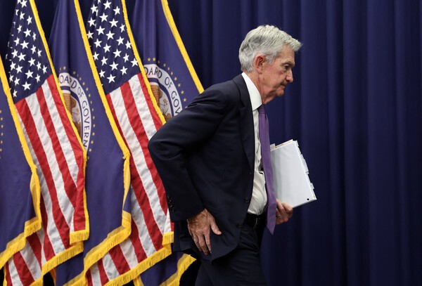 미국 연방준비제도(Fed)의 제롬 파월 의장이 2025년 10월 29일 미국 워싱턴 D.C.에서 연방준비제도의 금리 인하 발표 후 기자회견을 마치고 퇴장하고 있다. [출처=연합뉴스]