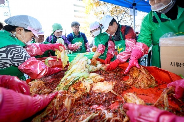 이성헌 서울 서대문구청장이 지난 12일 구청 광장에서 연 ‘사랑의 김장나누기’ 행사에서 김치를 버무리고 있다. [출처=서대문구]