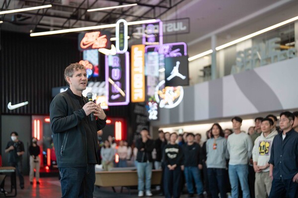 나이키코리아 본사에서 열린 ‘Meet & Greet’ 세션에서 체이스 테일러(Chase Taylor) 신임 대표가 임직원들에게 첫 인사를 전하고 있다. [출처=나이키코리아]