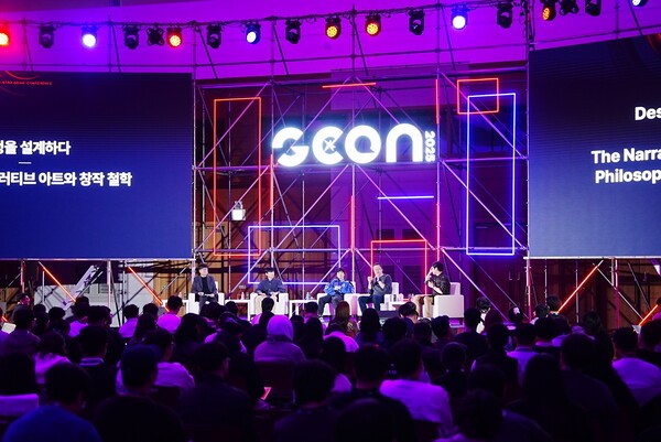 네오위즈 산하 라운드8 스튜디오가 지난 13일 부산 벡스코에서 열린 ‘지콘 2025’에서 ‘게임 내러티브’를 주제로 강연했다. [출처=네오위즈]