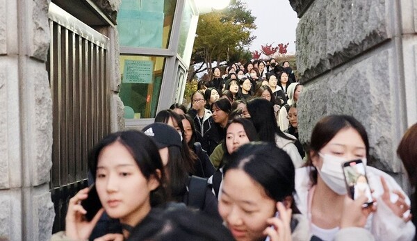 지난 13일 오후 충북 청주시 소재 일신여자고등학교 앞에서 2026학년도 대학수학능력시험을 마친 수험생들이 시험장을 나서고 있다. [출처=연합뉴스]