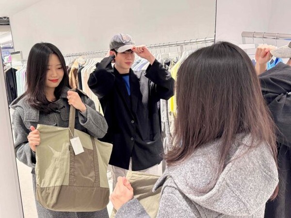 롯데백화점 본점 9층 K-패션 전문관 키네틱 그라운드 내 매장에서 고객들이 상품을 둘러보고 있다. [출처=롯데백화점]