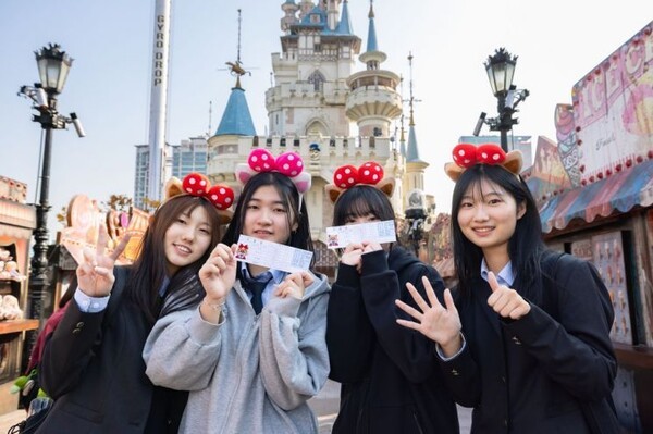 롯데월드는 서울과 부산 등 전국 4개 사업장에서 2007년생 수험생을 대상으로 종합이용권을 절반가에 제공한다. [출처=롯데월드]