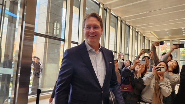 13일 오후 LG트윈타워에서 LG 계열사 경영진과 회동을 위해 칼레니우스 올라 메르세데스-벤츠 회장이 안으로 들어오고 있다. [출처=공동취재단]