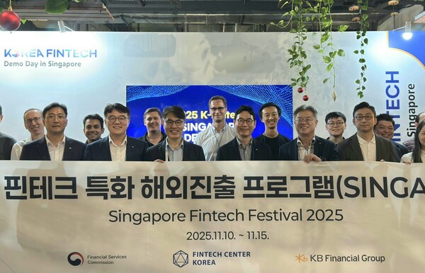 13일 싱가포르 현지에서 진행된 에서 (첫번째줄 왼쪽부터 세번째)김건 한국핀테크지원센터 이사장, (첫번째줄 왼쪽부터 네번째)이창권 KB금융지주 디지털·IT부문 부문장, (첫번째줄 왼쪽부터 다섯번째)조영서 KB국민은행 AI·DT추진그룹대표가 글로벌 VC 등 참석자들과 기념 촬영을 하고 있다. [출처=KB금융]