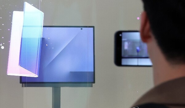 삼성전자가 경북 경주 엑스포공원 에어돔에서 열린 'K-테크 쇼케이스'에서 두 번 접는 스마트폰 '트라이폴드폰'을 최초 공개했다. [출처=연합]