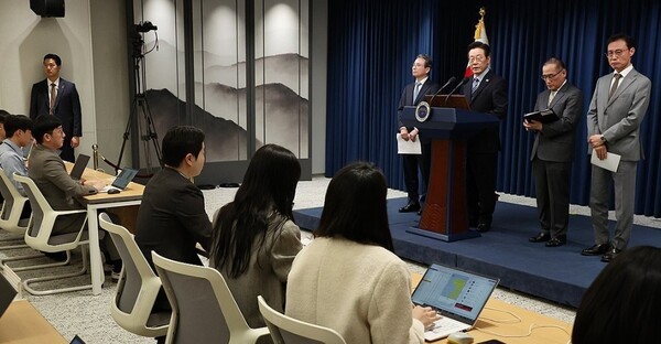 이재명 대통령이 14일 오전 서울 용산 대통령실 기자회견장에서 한미 팩트시트 타결과 관련해 발표하는 모습 [사진출처=연합]