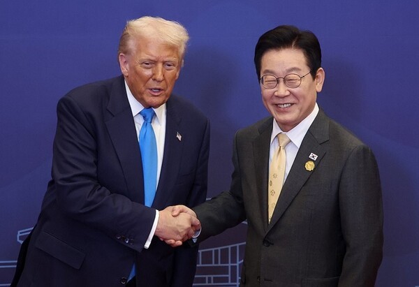 이재명 대통령(사진 오른쪽)과 도널드 트럼프 미국 대통령(사진 왼쪽)이 악수를 나누고 있다. [출처=연합]