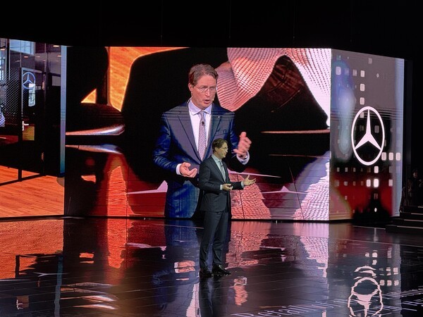 올라 칼레니우스 메르세데스-벤츠 메르세데스-벤츠 그룹 이사회 의장 겸 CEO가 14일 인천 영종도에서 열린 '‘메르세데스-벤츠 미래 전략 간담회’에서 발표하고 있다. [사진= 이혜미 기자]