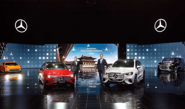 메르세데스-벤츠가 브랜드의 미래 제품 전략을 상징하는 차량 4종을 국내 최초로 공개했다. (사진 좌측부터) 메르세데스-벤츠 코리아 마티아스 바이틀 대표이사, 메르세데스-벤츠 그룹 AG 올라 칼레니우스 CEO. [출처=메르세데스-벤츠 코리아 ]