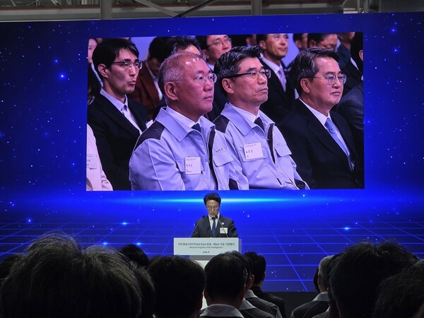 김민석 국무총리가 발언하는 모습을 정의선 현대차그룹 회장과 송호성 기아 사장, 김동연 경기도지사가 지켜보고 있다 [출처=박성호 기자]