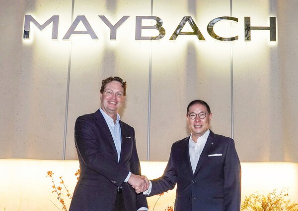 조현상 HS효성 부회장(사진 오른쪽)과 올라 칼레니우스 메르세데스-벤츠 그룹 이사회 의장 겸 CEO가 13일 서울 강남구 마이바흐 브랜드센터 서울에서 기념촬영을 하고 있다. [출처=HS효성]