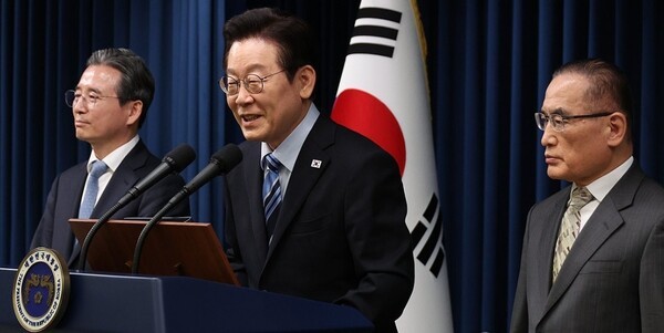 이재명 대통령이 14일 서울 용산 대통령실 기자회견장에서 한미 팩트시트 타결과 관련해 발표를 마친 뒤 취재진 질문에 답하고 있다. 왼쪽부터 김용범 정책실장, 이재명 대통령, 위성락 국가안보실장. [출처=연합]