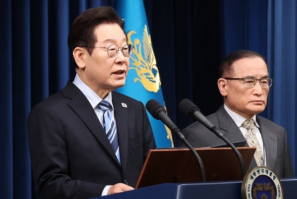 이재명 대통령이 14일 서울 용산 대통령실에서 한미 관세·안보 협상 '조인트 팩트시트'(공동 설명자료) 최종 합의를 발표하고 있다. [출처=연합]