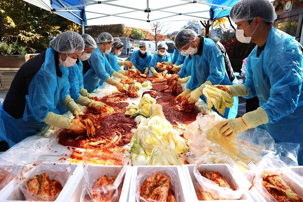 LX인터내셔널이 사내 봉사단(LEXT) 등 임직원 40여 명이 참여해 '사랑의 김장 나눔' 봉사활동을 진행했다. [출처=LX인터내셔널]