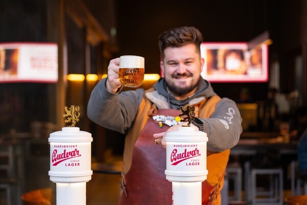 ‘인생 맥주’로 불리는 체코 오리지널 라거 ‘부드바르(Budvar)’의 생맥주를 이제 서울 합정에서도 즐길 수 있게 됐다. [출처=엠즈베버리지]