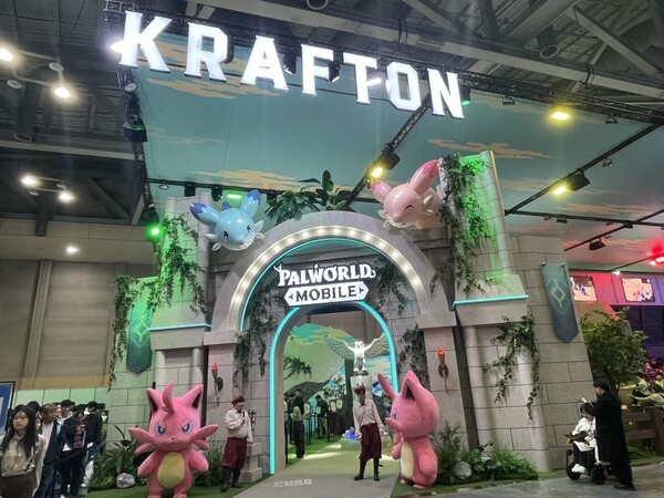 국내 최대 게임쇼 '지스타 2025' 개막 이틀째인 14일 '팰월드 모바일'로 꾸며진 크래프톤 부스 입구에 게임 속 신비한 생명체 '팰' 인형탈이 관람객들을 반기고 있다. [출처=이경은 기자]