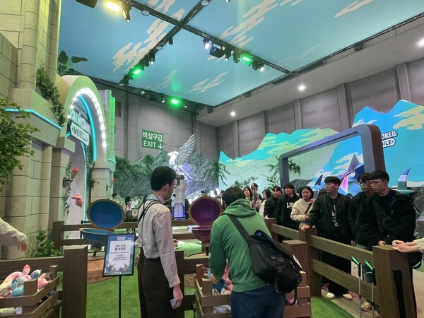 '팰 포획존'에서 관람객이 팰 포획을 시도하고 있다. [출처=이경은 기자]