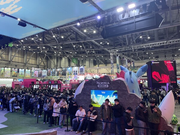 '팰월드 모바일' 게임 시연을 위한 입장 대기줄에 관람객들이 줄을 서고 있다. [출처=이경은 기자]
