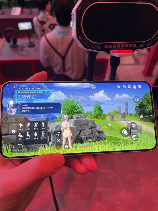 팰월드 모바일 게임 플레이 화면. 직관적인 화면 구성이 눈에 띈다. [출처=이경은 기자]