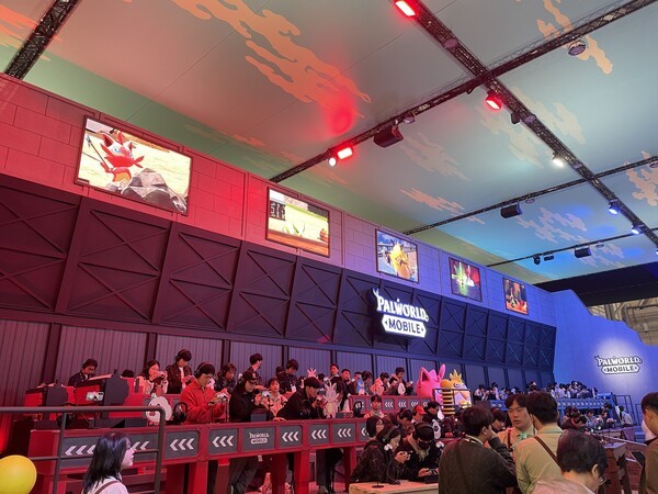 관람객들이 팰월드 모바일 게임을 플레이하고 있다. [출처=이경은 기자]